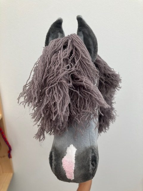 graues Hobby Horse schattiert wuscheliger Schopf