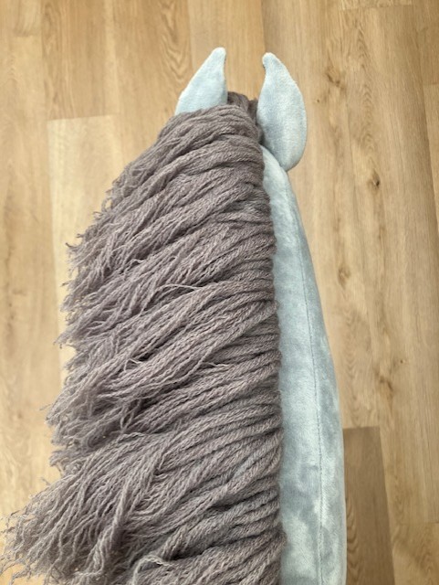 graues Hobby Horse schattiert von oben