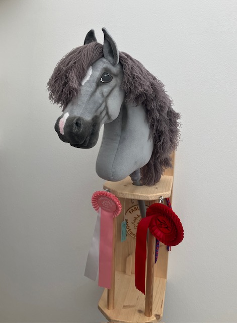 graues Hobby Horse schattiert im Stellplatz