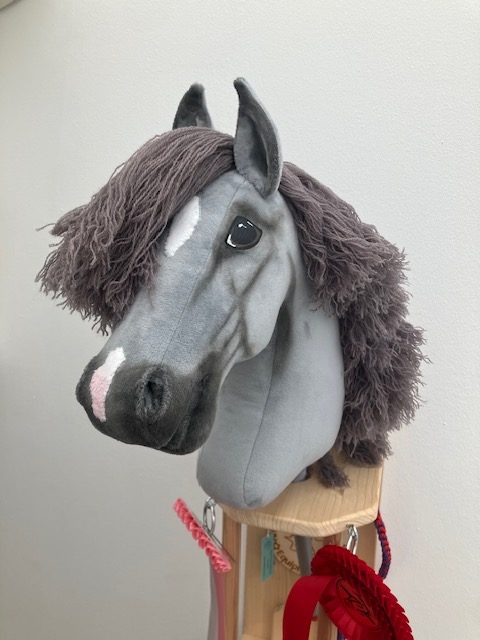 graues Hobby Horse schattiert im Stellplatz