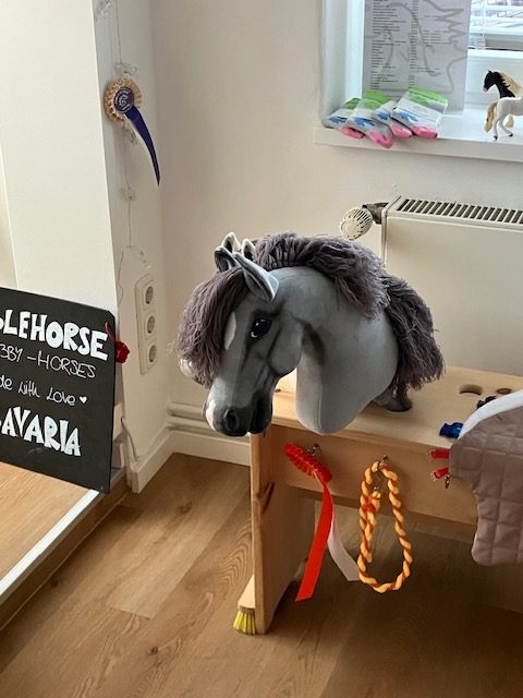 graues Hobby Horse schattiert im Stellplatz BANKY