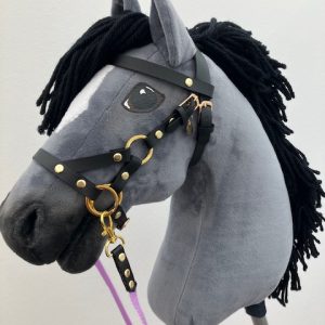 graues Hobby Horse mit schwarzer Mähne und mit zaumzeug