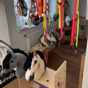 Sattelplatz mit Hobby Horses