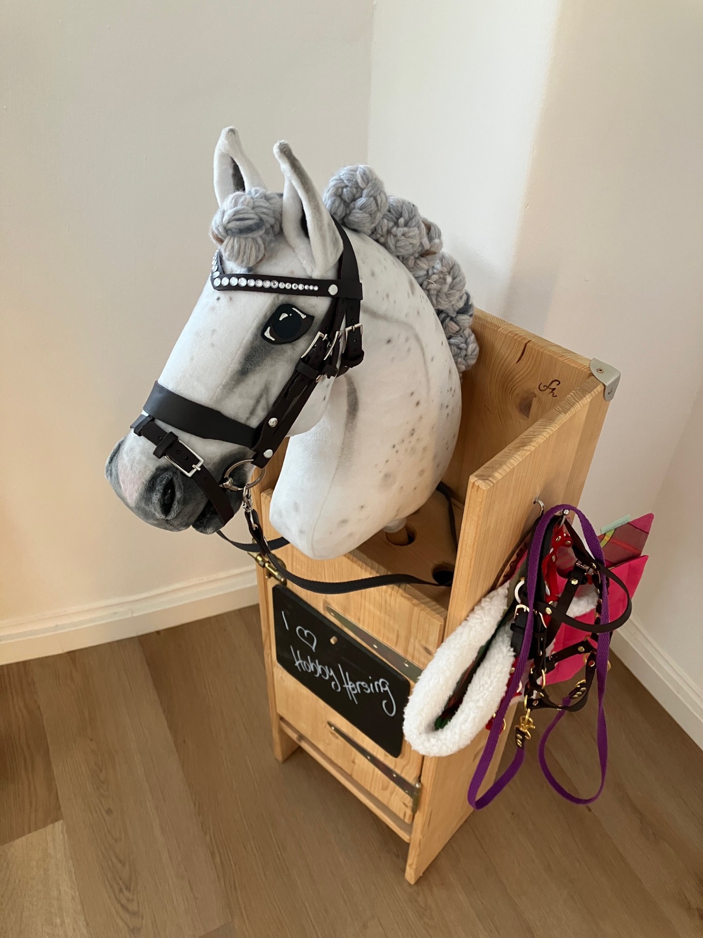 Fablehorse Snow Pferd am Stiel Kinofilm Snow Pferd am Stiel Kinofilm