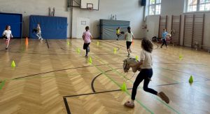 Kinder beim Hobby Horsing Parcours-Training in München