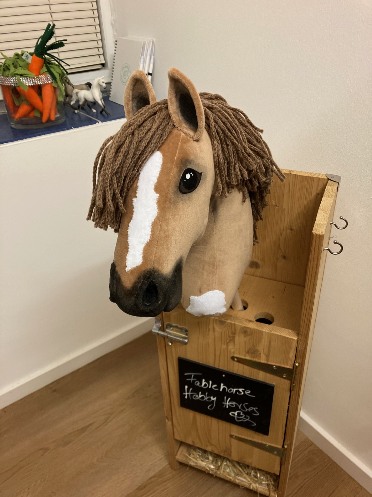 Hobby Horse hellbraun Fablehorse im Stall