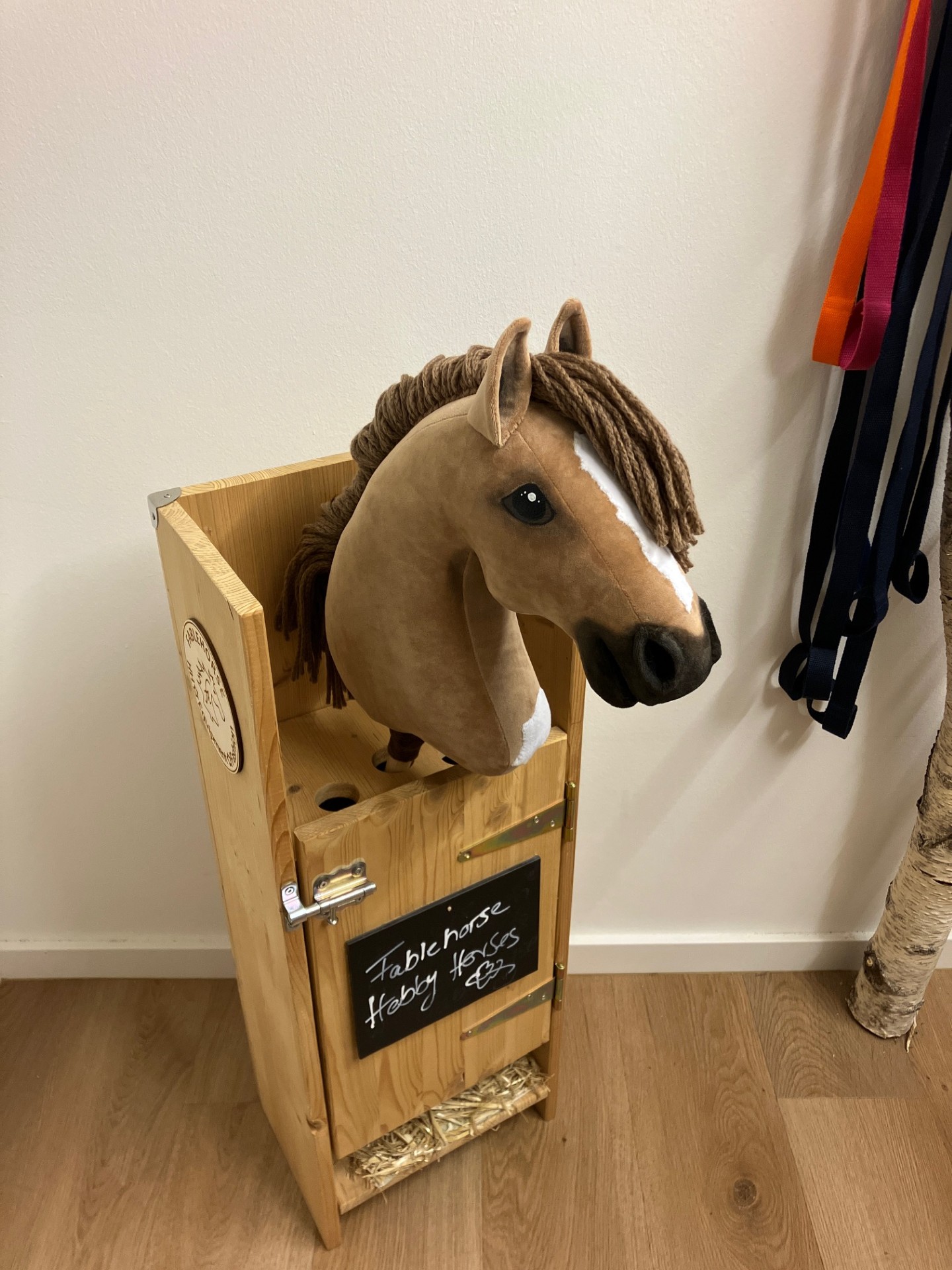 Hobby Horse hellbraun Fablehorse im Stall