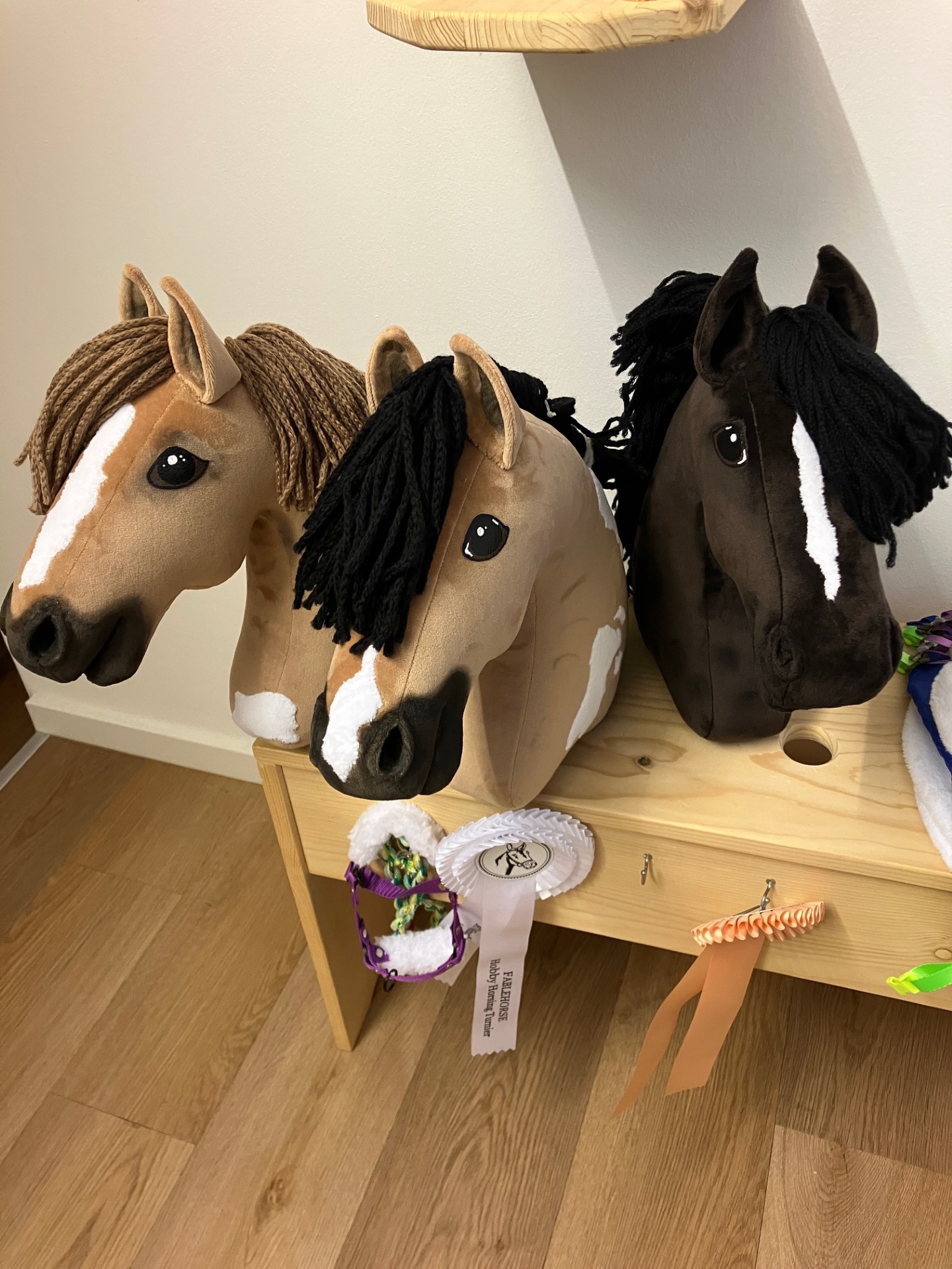 Hobby Horse hellbraun Fablehorse im offen Stall