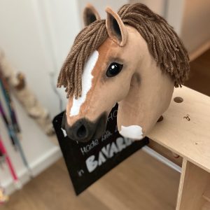 hobby horse hellbraun fablehorse im Stall
