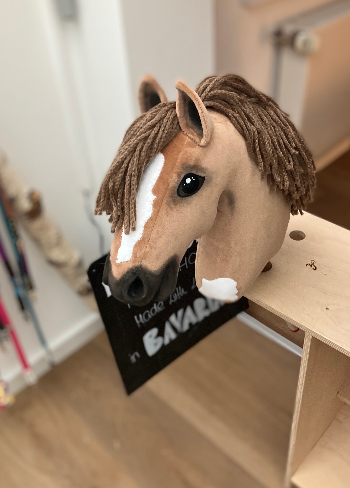 hobby horse hellbraun fablehorse im Stall