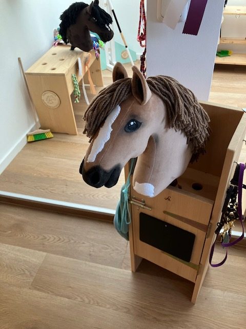 Hobby Horse hellbraun Fablehorse in Stallbox