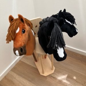 Hobby Horse Stellplatz WANDY aus massivem Kiefernholz für bis zu drei Hobby Horses